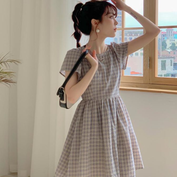 チェック柄のワンピースを着た女性