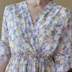 夏物のワンピースを着た女性