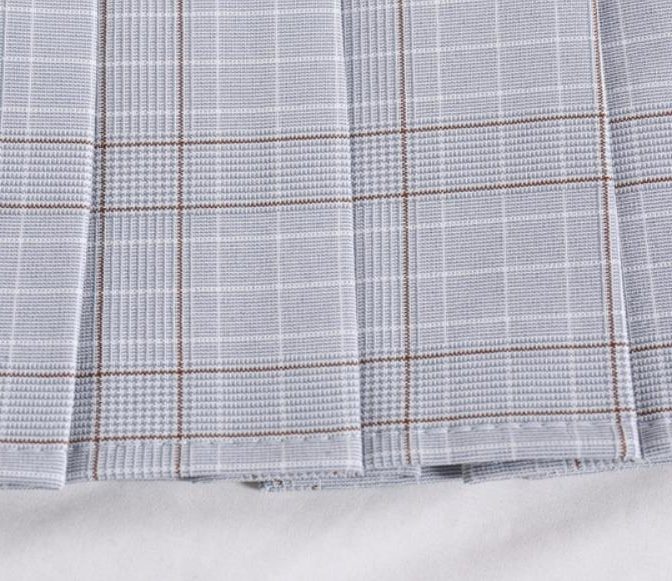 チェック柄のショート丈スカート