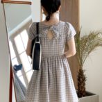 チェック柄のワンピースを着た女性