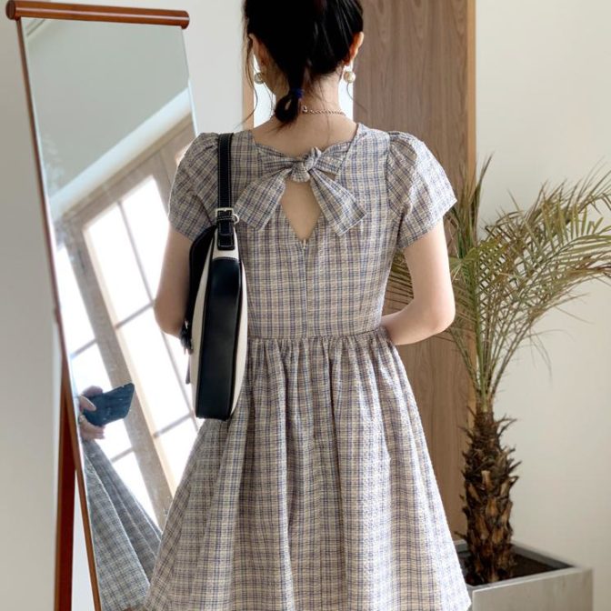 チェック柄のワンピースを着た女性