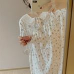 夏用の花柄ナイトウェアを着た女性