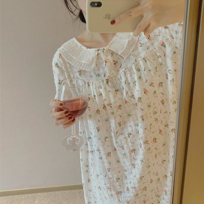 夏用の花柄ナイトウェアを着た女性