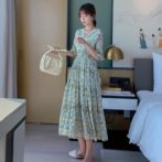 夏物のワンピースを着た女性