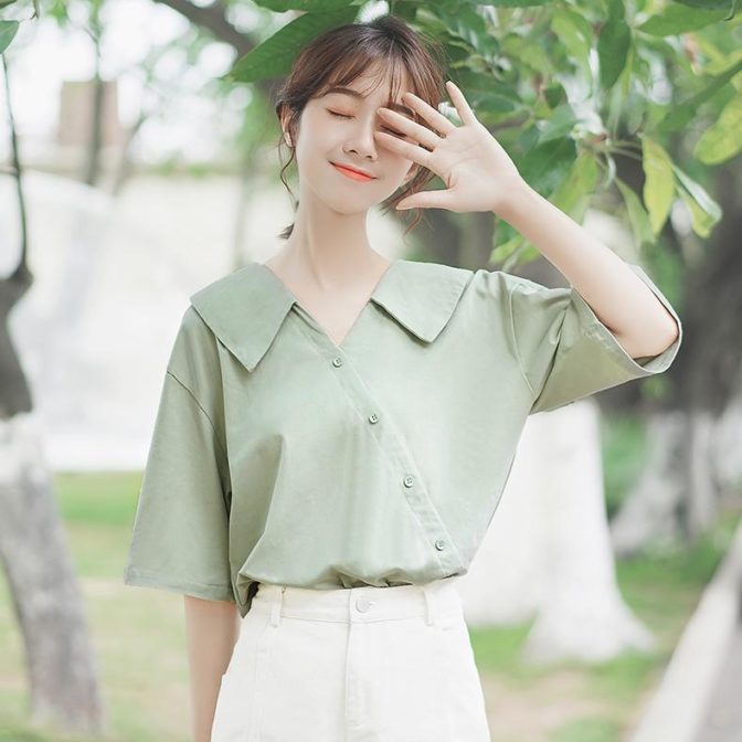 レディースの夏用ブラウスを着た女性