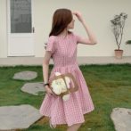 チェック柄のワンピースを着た女性