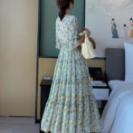 夏物のワンピースを着た女性