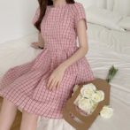 チェック柄のワンピースを着た女性