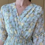 夏物のワンピースを着た女性