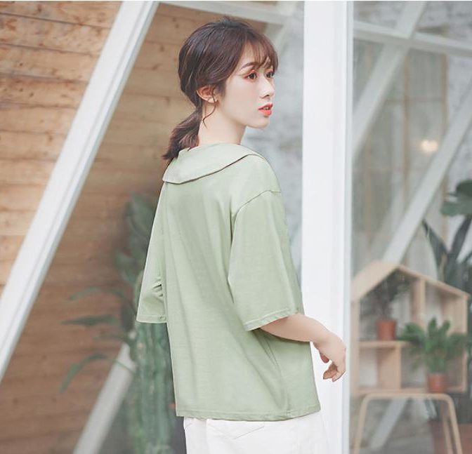 レディースの夏用ブラウスを着た女性