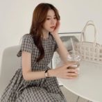 チェック柄のワンピースを着た女性