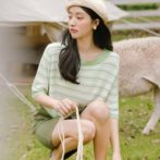 レディースの夏用ストライプTシャツを着た女性