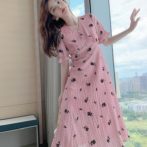 夏用のワンピースを着た女性
