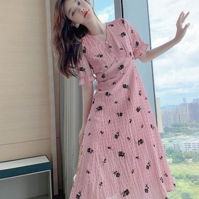 夏用のワンピースを着た女性