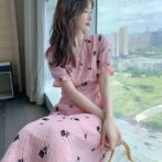 夏用のワンピースを着た女性