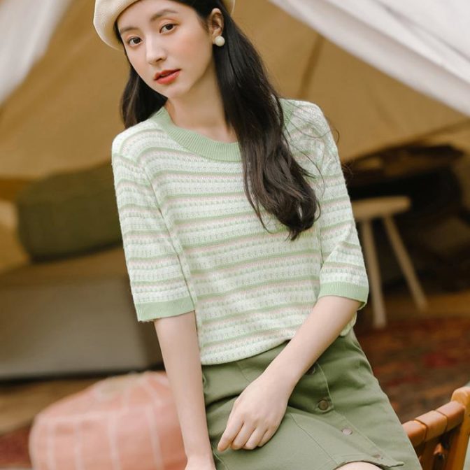 レディースの夏用ストライプTシャツを着た女性