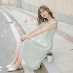 ノースリーブのワンピースを着た女性