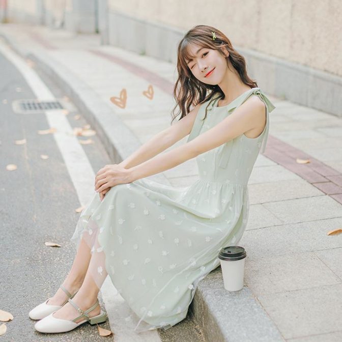 ノースリーブのワンピースを着た女性