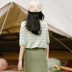 レディースの夏用ストライプTシャツを着た女性