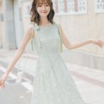 ノースリーブのワンピースを着た女性