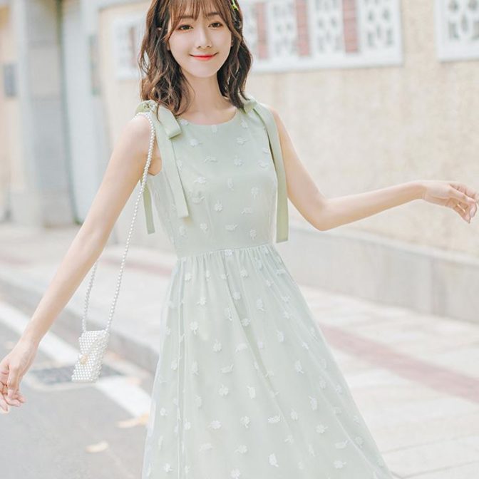 ノースリーブのワンピースを着た女性