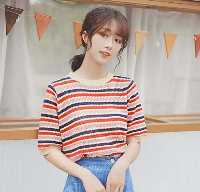 レディースのストライプサマーニットを着た女性