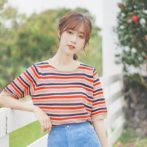 レディースのストライプサマーニットを着た女性