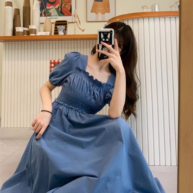 夏物のワンピースを着た女性