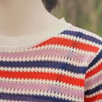 レディースのストライプサマーニットを着た女性