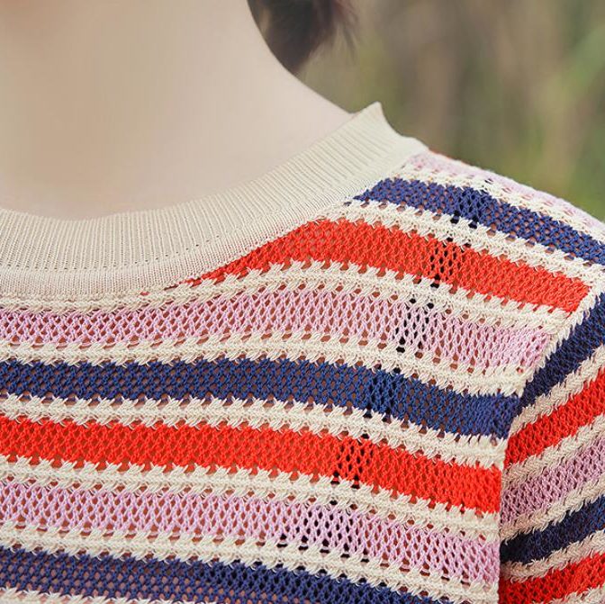 レディースのストライプサマーニットを着た女性