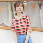 レディースのストライプサマーニットを着た女性