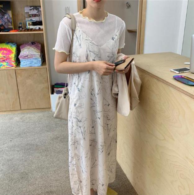 夏用のキャミソールワンピースを着た女性