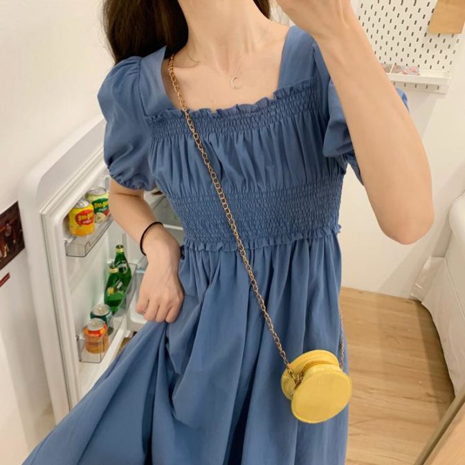 夏物のワンピースを着た女性