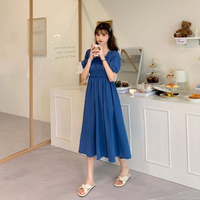 夏物のワンピースを着た女性