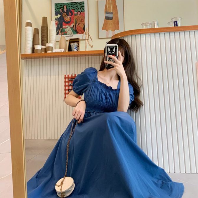 夏物のワンピースを着た女性