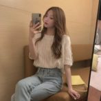 夏物のシフォンシャツを着た女性