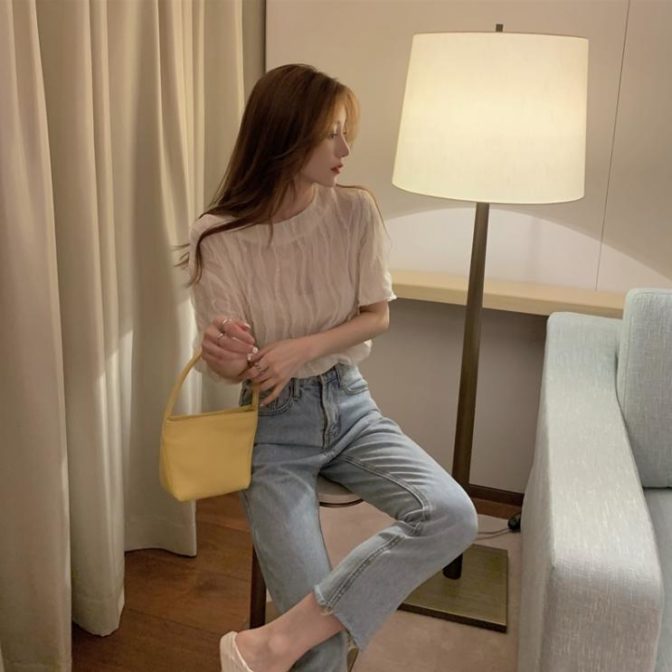 夏物のシフォンシャツを着た女性