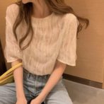 夏物のシフォンシャツを着た女性