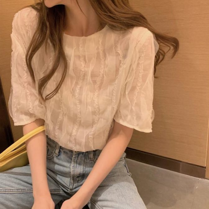 夏物のシフォンシャツを着た女性