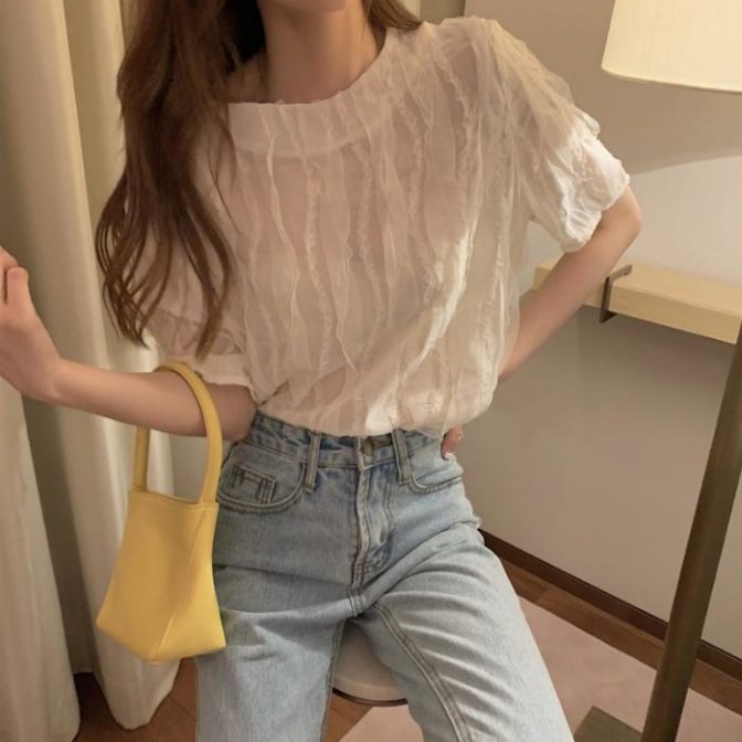 夏物のシフォンシャツを着た女性