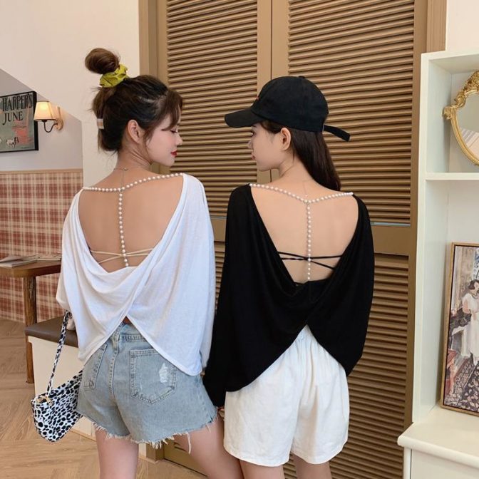 女性のバックレスTシャツ