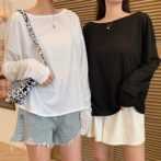 女性のバックレスTシャツ