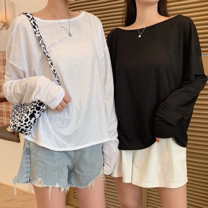 女性のバックレスTシャツ