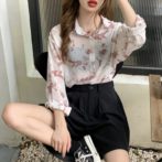 花柄のシャツを着た女性