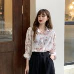 花柄のシャツを着た女性