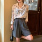 花柄のシャツを着た女性