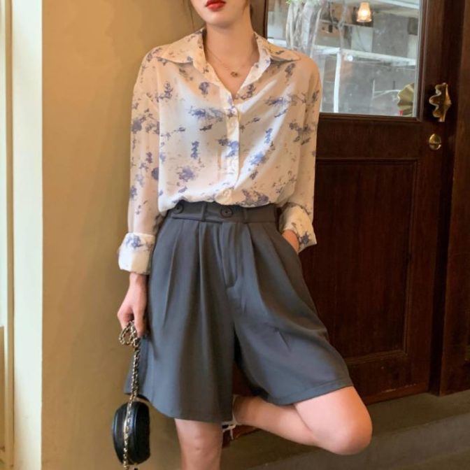 花柄のシャツを着た女性