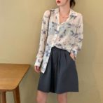 花柄のシャツを着た女性