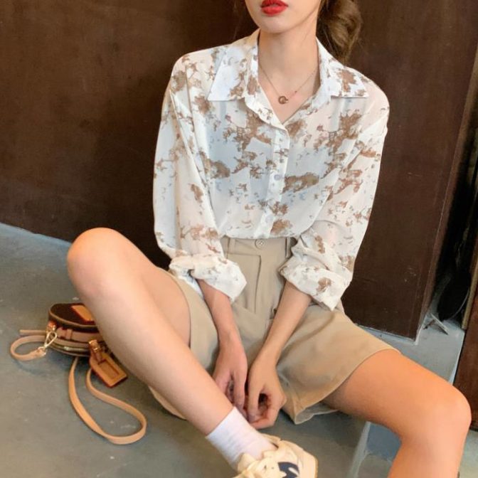 花柄のシャツを着た女性