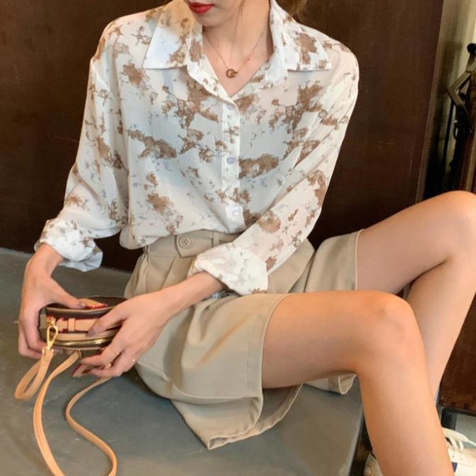 花柄のシャツを着た女性